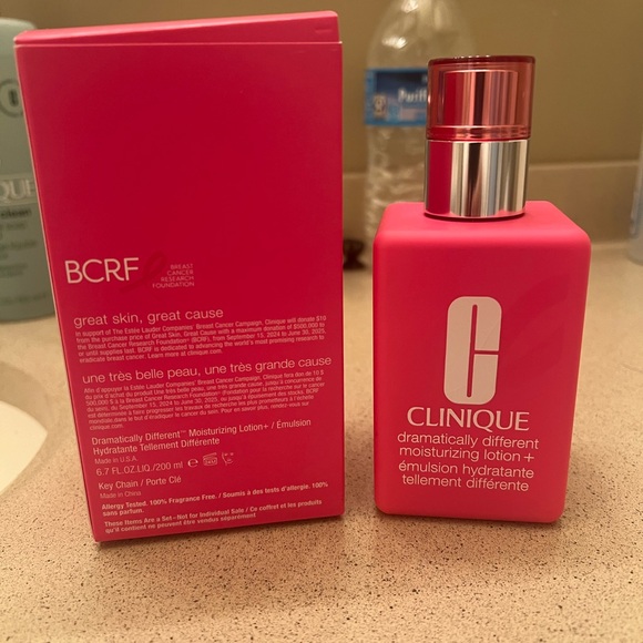 Clinique Limited-Edition Dramatically Different
Moisturizing Lotion+ JUMBO - Picture 4 of 4
